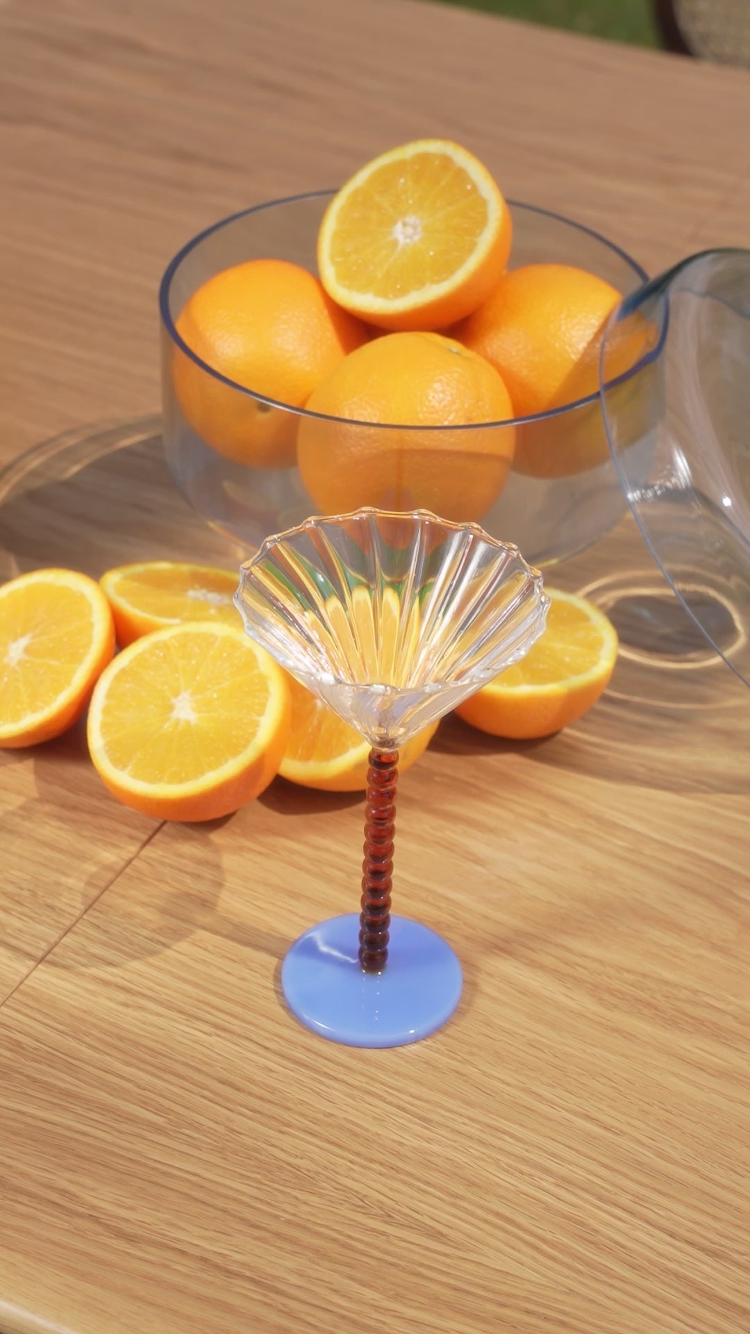 Load video: DANI Table